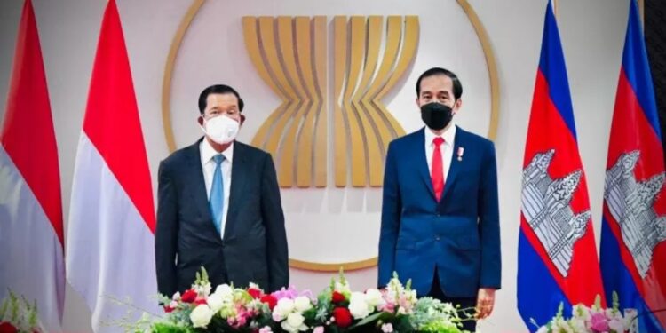 Arsip - Presiden RI Joko Widodo menggelar pertemuan bilateral dengan Perdana Menteri (PM) Kamboja Hun Sen selepas mengikuti ASEAN Leaders' Meeting, di Jakarta, Sabtu (24/4/2021). (MASAPNEWS/ANT/HO-Biro Pers Sekretariat Presiden)