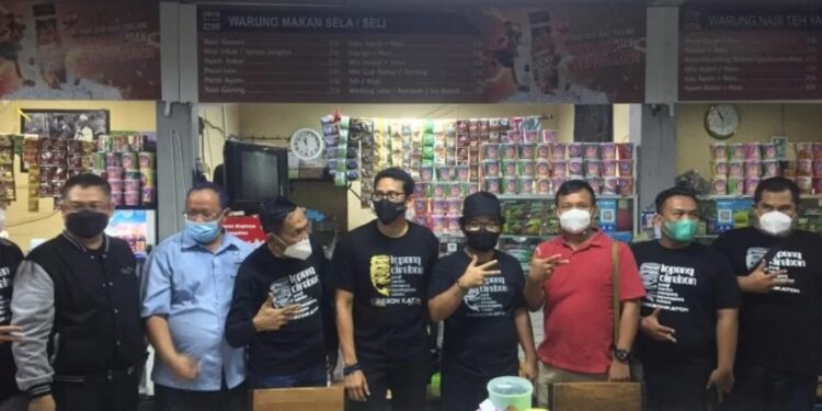 Menteri Pariwisata dan Ekonomi Kreatif Sandiaga Uno (tengah) berfoto bersama saat mengunjungi di rest area 229B Tol Kanci-Pejagan, Kabupaten Cirebon Jawa Barat, Sabtu (22/1). (MASAPNEWS/ANT)