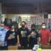 Menteri Pariwisata dan Ekonomi Kreatif Sandiaga Uno (tengah) berfoto bersama saat mengunjungi di rest area 229B Tol Kanci-Pejagan, Kabupaten Cirebon Jawa Barat, Sabtu (22/1). (MASAPNEWS/ANT)
