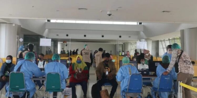 Proses skrining terhadap Pekerja Migran Indonesia di Bandara Juanda Surabaya, Sabtu (22/1). (AP I)