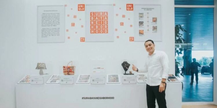 Wali Kota Surabaya Eri Cahyadi saat menunjukkan produk UMKM yang masuk pasar internasional, salah satunya masuk perusahaan store perusahaan asal Jepang saat di .Uniqlo beberapa waktu lalu. (MASAPNEWS/ANT/HO-Diskominfo Surabaya)