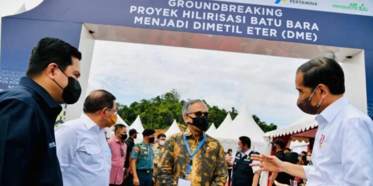 Presiden Joko Widodo (Jokowi) melakukan "groundbreaking" proyek hilirisasi batu bara menjadi dimetil eter (DME) di kabupaten Muara Enim, Sumatera Selatan pada Senin (24/1/2022). (MASAPNEWS/ANT/Laily Rachev - Biro Pers Sekretariat Presiden)