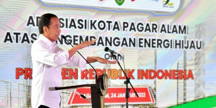 Presiden Jokowi berbicara saat meninjau upaya pemerintah setempat menjadikan Kota Pagar Alam sebagai kota energi hijau di Lapangan Merdeka, Kota Pagar Alam, Sumatera Selatan, Senin (24/1/2022). (MASAPNEWS/ANT/HO-Biro Pers Sekretariat Presiden)