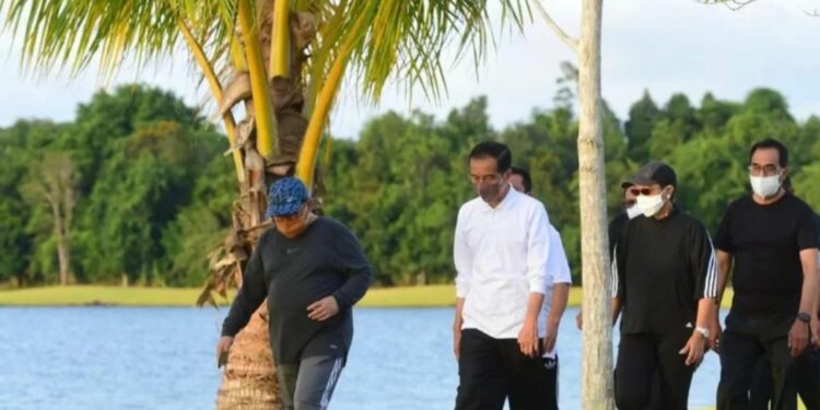 Presiden RI Joko Widodo berolahraga bersama dengan sejumlah menteri Kabinet Indonesia Maju di sela kunjungan kerja di Bintan, Kepulauan Riau, Selasa (25/1/2022). (MASAPNEWS/ANT/HO-Biro Pers Sekretariat Presiden)