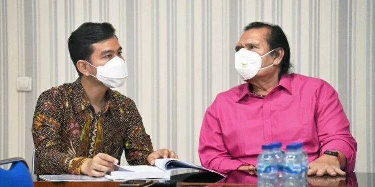 Wali Kota Solo Gibran Rakabuming Raka (kiri) saat bertemu dengan Ketua Umum NPC Indonesia Senny Marbun di kantor NPC Indonesia di Solo, Jawa Tengah, Selasa (25/1/2022). (MASAPNEWS/ANT/HO-NPC Indonesia)