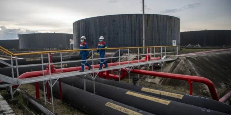 Dokumentasi. Pekerja PT Pertamina Hulu Rokan mengecek saluran pipa minyak yang menuju tangki pengumpul produksi minyak (Tank Farm) di Blok Rokan, Dumai, Riau, Rabu (22/12/2021). (MASAPNEWS/ANT)