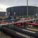Dokumentasi. Pekerja PT Pertamina Hulu Rokan mengecek saluran pipa minyak yang menuju tangki pengumpul produksi minyak (Tank Farm) di Blok Rokan, Dumai, Riau, Rabu (22/12/2021). (MASAPNEWS/ANT)