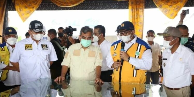 Ketua MPR RI Bambang Soesatyo bersama enam wakil lembaga tersebut meninjau lokasi ibu kota negara Indonesia yang baru di Kecamatan Sepaku, Kabupaten Penajam Paser Utara, Kalimantan Timur, Kamis (27/1/2022). (MASAPNEWS/ANT/HO)