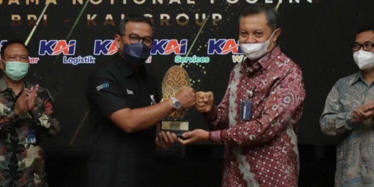 Penandatanganan kerja sama antara PT Bank Rakyat Indonesia (Persero) Tbk atau BRI menggandeng PT Kereta Api Indonesia (Persero) beserta anak usahanya di Jakarta, Rabu (26/01/2022). (MASAPNEWS/ANT/HO-BRI)