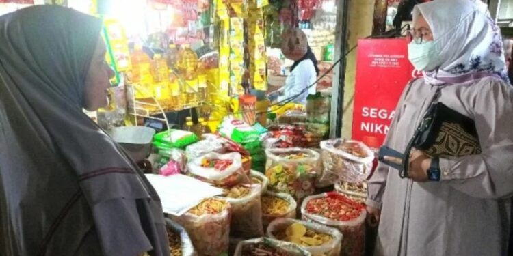 Ketua Komisi II DPRD Kabupaten Kotawaringin Timur, Hj Darmawati saat inspeksi mendadak memantau penjualan minyak goreng di Pusat Perbelanjaan Mentaya Sampit, Senin (24/1/2022). (MASAPNEWS/ANT)