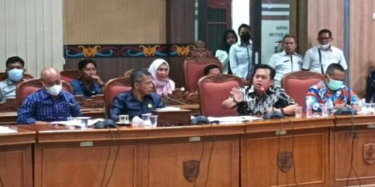 Dua anggota Komisi DPRD Kotawaringin Timur Parningotan Lumban Gaol dan Rimbun (tengah) menyampaikan pendapat mereka saat rapat dengar pendapat DPRD membahas polemik hutan tanaman rakyat Desa Bagendang Tengah Kecamatan Mentaya Hilir Utara, Rabu (26/1/2022). (MASAPNEWS/ANT)