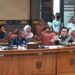 Dua anggota Komisi DPRD Kotawaringin Timur Parningotan Lumban Gaol dan Rimbun (tengah) menyampaikan pendapat mereka saat rapat dengar pendapat DPRD membahas polemik hutan tanaman rakyat Desa Bagendang Tengah Kecamatan Mentaya Hilir Utara, Rabu (26/1/2022). (MASAPNEWS/ANT)