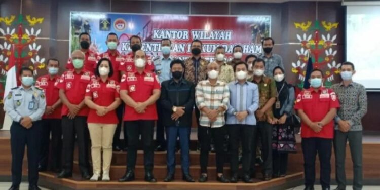 Jajaran Kemenkumham Kalteng bersama DPRD Kotawaringin Timur berfoto bersama usai rapat koordinasi terkait penanganan over kapasitas Lapas Sampit, Kamis (27/1/2022). (MASAPNEWS/ANT/HO-DPRD Kotim)