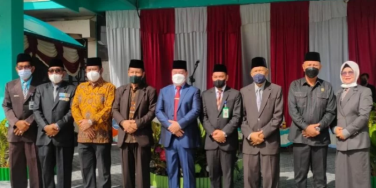 Wakil Ketua I DPRD Kotawaringin Timur Rudianur (dua kanan) saat menghadiri peringatan Hari Amal Bakti ke-76 Kementerian Agama di Sampit, Senin (3/1/2022). (ANT)