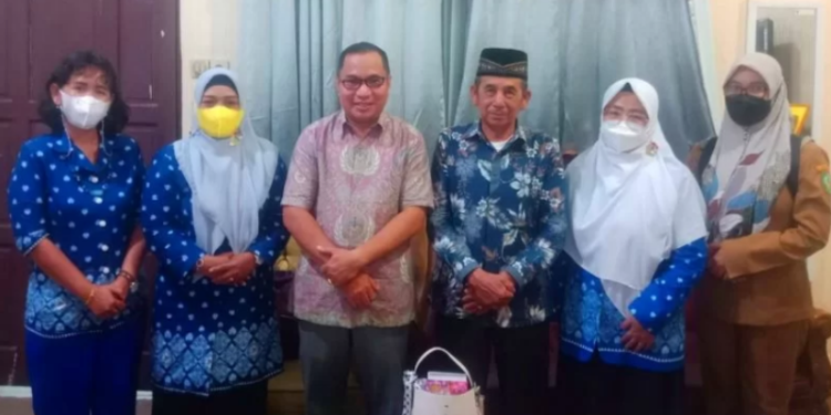 Ketua Komisi III DPRD Kotawaringin Timur, Sanidin (batik ungu) saat menerima kunjungan perwakilan guru PAUD, Selasa (11/1/2022). (IST)