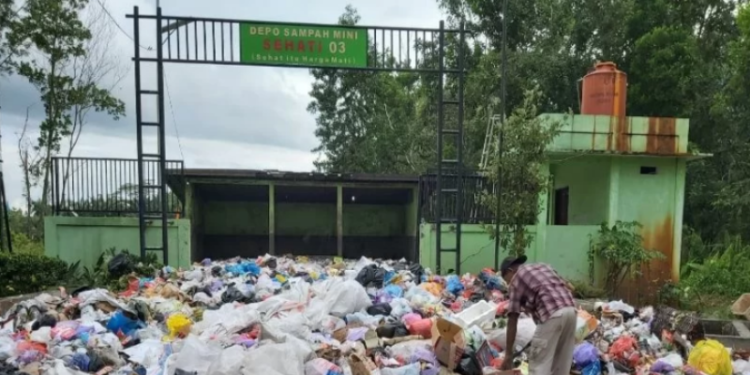 Tumpukan sampah meluber ke depan Depo Sampah Mini Sehati 03 di Jalan Antang Barat, Selasa (11/1/2022) sore. (ANT)