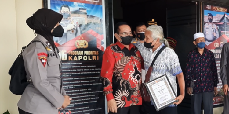 Ketua DPRD Gumas berbincang dengan Tokoh Masyarakat Gandi I Ringkai di Kuala Kurun, Kamis (20/1/2022). (MASAPNEWS/GCM)