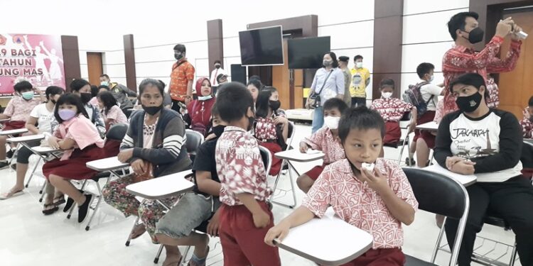 Ilustrasi – Sejumlah murid SD bersama wali murid saat mengikuti suatu kegiatan di Kota Kuala Kurun, Kecamatan Kurun, Kabupaten Gunung Mas, Kamis (20/1/2022). (MASAPNEWS/GCM)