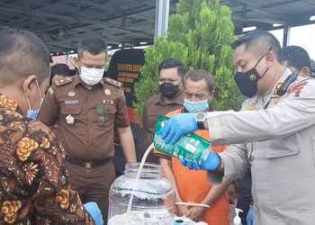 Kapolres Gumas AKBP Irwansah dan lainnya memusnahkan sabu dengan cara dilarutkan ke dalam air bersama deterjen, di Mapolres setempat, Kamis (27/1/2022). (MASAPNEWS/GCM)
