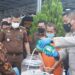 Kapolres Gumas AKBP Irwansah dan lainnya memusnahkan sabu dengan cara dilarutkan ke dalam air bersama deterjen, di Mapolres setempat, Kamis (27/1/2022). (MASAPNEWS/GCM)