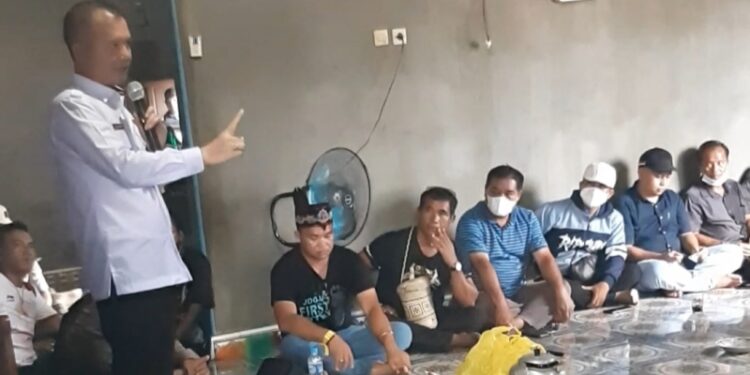 Bupati Gumas Jaya S Monong saat berdialog dengan perwakilan warga masyarakat dalam aksi blokade jalan poros berstatus jalan Provinsi Kuala Kurun-Palangka Raya di Desa Tanjung Karitak, Rabu (5/1/2022). (MASAPNEWS/HY)