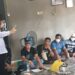 Bupati Gumas Jaya S Monong saat berdialog dengan perwakilan warga masyarakat dalam aksi blokade jalan poros berstatus jalan Provinsi Kuala Kurun-Palangka Raya di Desa Tanjung Karitak, Rabu (5/1/2022). (MASAPNEWS/HY)