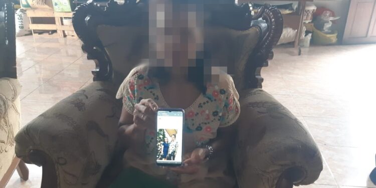 YP (45) menunjukkan foto suaminya sedang berduaan dengan wanita lain yang diduga selingkuhannya yang diunggah di medsos, Kamis (6/1/2022). (MASAPNEWS)