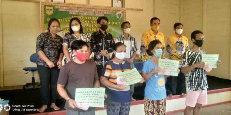 Kades Tumbang Korik, Indardi Manson dan lainnya bersama KPM saat penyaluran BLT Dana Desa tahun 2021 lalu. (IST)