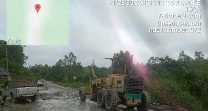 Suasana perbaikan ruas jalan Palangka Raya-Kuala Kurun di Desa Rangan Tate, Kecamatan Manuhing, Kabupaten Gumas, Rabu (12/1/2022). (IST)