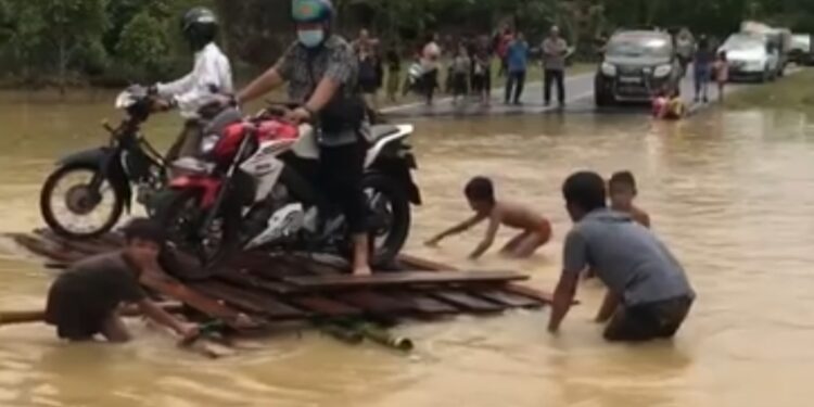 Akses jalan di wilayah desa Batu Nyapau Kecamatan Tewah sedang dilanda banjir, Sabtu (15/1/2022). (IST)