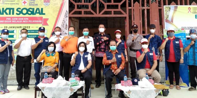 Wakil Bupati Gumas Efrensia L.P Umbing dan lainnya berfoto bersama saat pelaksanaan bakti sosial di Kelurahan Tehang, Kecamatan Manuhing Raya, Kamis (20/1/2022). (Foto : PMI Kabupaten Gumas)