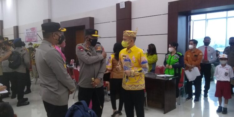 Kapolda Kalteng Irjen Pol Nanang Avianto bersama Bupati Gumas Jaya S Monong dan Kapolres AKBP Irwansah memantau pelaksanaan vaksinasi COVID-19 bagi anak usia 6-11 tahun, di Kuala Kurun, Kamis (20/1/2022). (Foto : Diskominfosantik Gumas)
