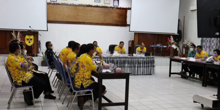 Sekda Gumas Yansiterson (tengah) saat memimpin rapat pembahasan produk unggulan di aula Bappedalitbang kabupaten setempat, Kamis (20/1/2022). (Diskominfosantik Gumas)