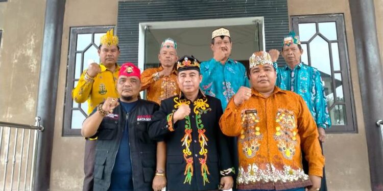 Ketua Harian DAD Kabupaten Gumas Herbert Y Asin (depan tengah) bersama Damang Kepala Adat Kedamangan Kurun Yehuda I Emun (depan kanan), Kepala Batamad Kabupaten Gumas Inoni (depan kiri), dan para tokoh lainnya. (IST)