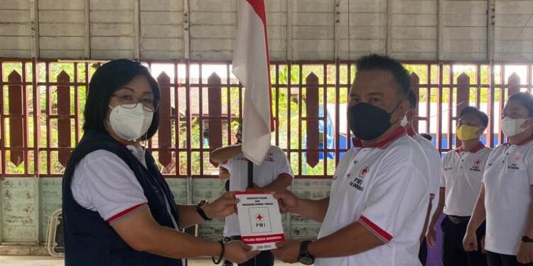 Wabup yang juga Ketua PMI Gumas Efrensia L.P Umbing mengukuhkan Relawan PMI Manuhing Raya, di kecamatan setempat, Kamis (20/1/2022) lalu. (IST)