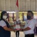 Wabup yang juga Ketua PMI Gumas Efrensia L.P Umbing mengukuhkan Relawan PMI Manuhing Raya, di kecamatan setempat, Kamis (20/1/2022) lalu. (IST)