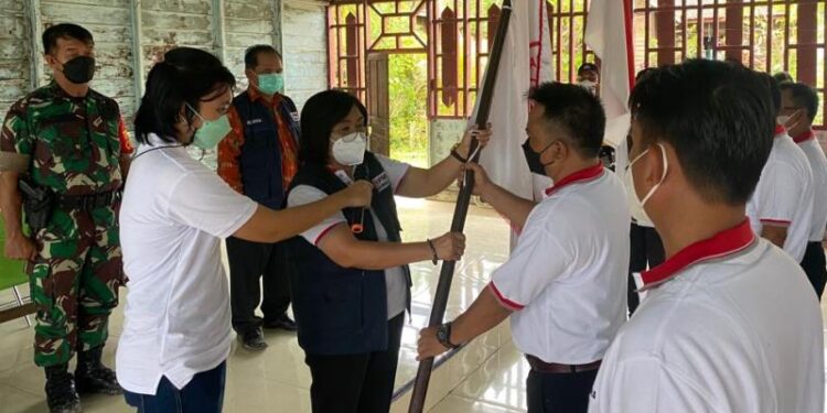 Wabup yang juga Ketua PMI Gumas Efrensia L.P Umbing mengukuhkan Relawan PMI Manuhing Raya, di kecamatan setempat, Kamis (20/1/2022) lalu. (IST)