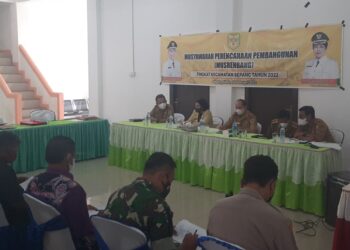 Asisten I Setda Gumas Lurand membacakan sambutan Bupati Jaya S Monong, saat membuka Musrenbang Kecamatan Sepang, di Kelurahan Sepang Simin, Senin (14/2/2022). (MASAPNEWS/GCM)