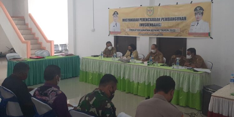 Asisten I Setda Gumas Lurand membacakan sambutan Bupati Jaya S Monong, saat membuka Musrenbang Kecamatan Sepang, di Kelurahan Sepang Simin, Senin (14/2/2022). (MASAPNEWS/GCM)