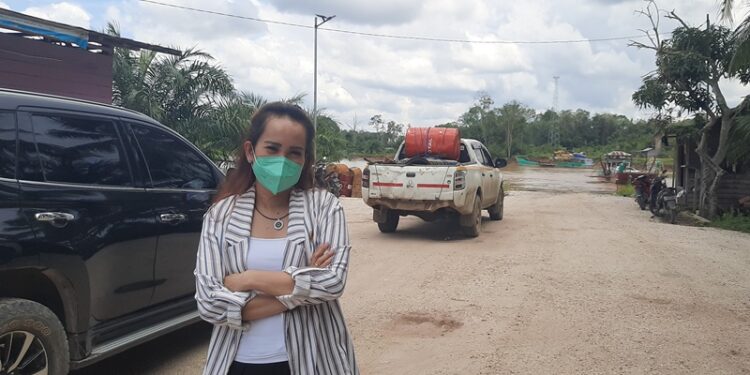 Ketua Komisi II DPRD Gumas Nomi Aprilia sesaat sebelum menggunakan jasa feri penyeberangan di Kelurahan Sepang Simin, Kecamatan Sepang, Senin (14/2/2022). (MASAPNEWS/GCM)