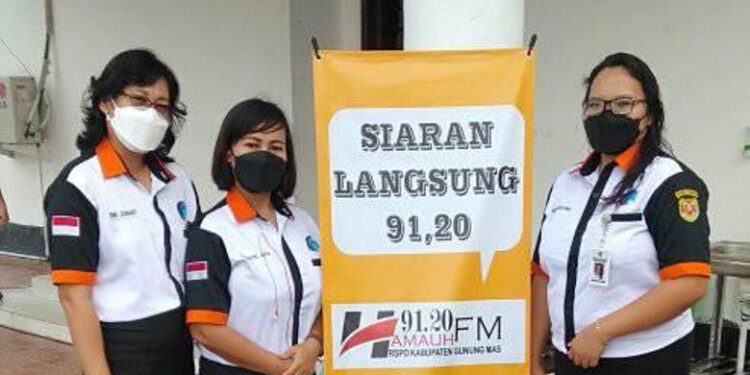 Kabid Pengelolaan Informasi Publik di Diskominfosantik Gumas Emi Juniati (kiri) bersama pegawai Diskominfosantik Gumas. (Foto : IST)