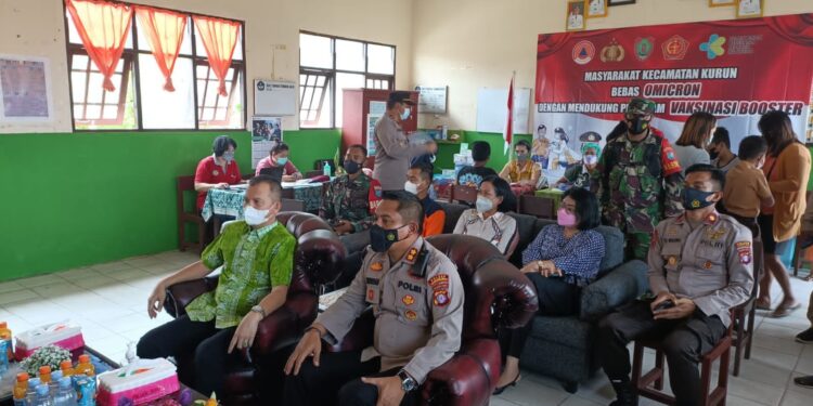 Bupati Gumas Jaya S Monong bersama Kapolres Gumas AKBP Irwansah mengikuti vidcon dengan Kapolri, di SDN 3 Tampang Tumbang Anjir, Jumat (19/2/2022). (Foto : Protokol dan Perjalanan Setda Gumas)