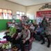 Bupati Gumas Jaya S Monong bersama Kapolres Gumas AKBP Irwansah mengikuti vidcon dengan Kapolri, di SDN 3 Tampang Tumbang Anjir, Jumat (19/2/2022). (Foto : Protokol dan Perjalanan Setda Gumas)