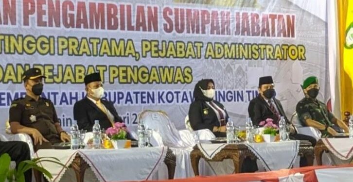 Wakil Ketua DPRD Kabupaten Kotawaringin Timur, Rudianur (kedua kiri) saat menghadiri pelantikan dan pengambilan sumpah jabatan pejabat pimpinan tinggi pratama, pejabat administrator dan pejabat pengawas di lingkup Pemkab Kotim, Senin (7/2/2022). (ANT)