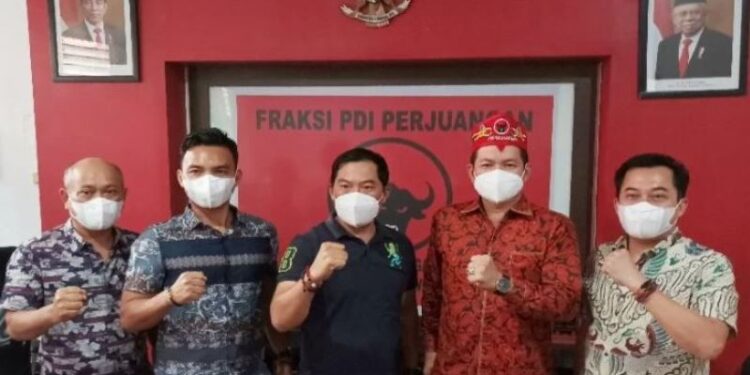 Dari kiri, Agus Seruyantara (legislator), Paisal Darmasing (legislator), Gahara (Wakil Ketua DPC PDIP), Alexius Esliter (Sekretaris DPC PDIP) dan Rimbun (legislator) saat di ruang Fraksi PDIP DPRD Kotim, Selasa (15/2/2022). (ANT)