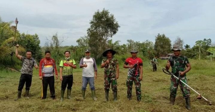 Wakil Ketua DPRD Kotawaringin Timur Rudianur (tengah) bersama Camat Mentaya Hilir Utara Muslih saat ikut bergotong royong di Desa Bagendang Hulu, Jumat (18/2/2022). (ANT/IST)