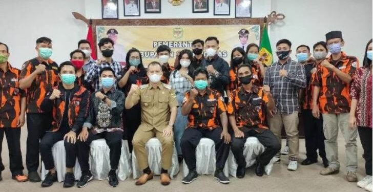 Bupati Gumas Jaya S Monong bersama pengurus SAPMA Pemuda Pancasila, Keppma, Duta Anti Narkotika kabupaten berfoto bersama usai melakukan pertemuan di ruang rapat lantai 1 kantor bupati, Senin (21/2/2022). (Foto : SAPMA Pemuda Pancasila Gumas)