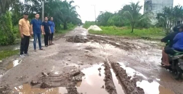 Ketua Komisi IV DPRD Kabupaten Kotawaringin Timur Muhammad Kurniawan Anwar (kedua kiri) saat kunjungan kerja, belum lama ini. (ANT/IST)