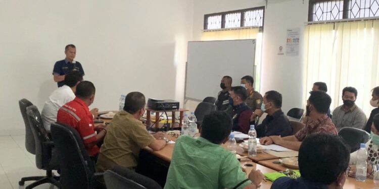 Bupati Gumas Jaya S Monong (berdiri) saat menemui manajemen PT ALS di Kecamatan Manuhing, Jumat, (25/2/2022). (MASAPNEWS/ANT/Dokumentasi pribadi)