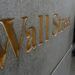Sebuah tanda Wall Street, terlihat di luar New York Stock Exchange (NYSE) di New York City, New York, AS, 3 Januari 2019. (MASAPNEWS/ANT/REUTERS/Shannon Stapleton/Foto Dokumen)